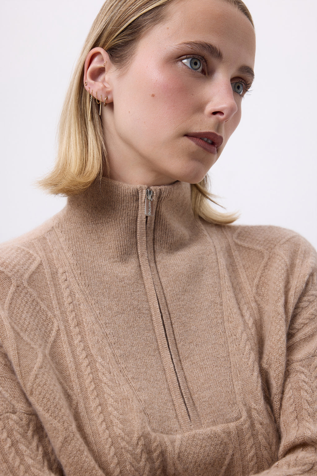 Strickpullover mit hohem Troyer-Stehkragen und Zopfmuster Malka – Cremebeige – Damen