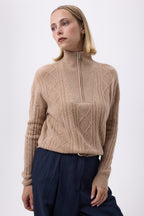 Strickpullover mit hohem Troyer-Stehkragen und Zopfmuster Malka – Cremebeige – Damen