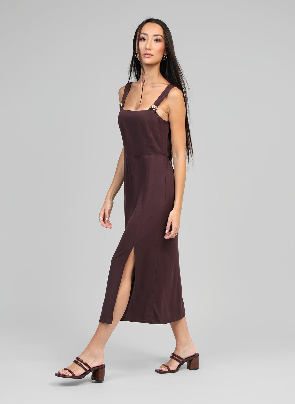 An'ge – Abito Midi Manila Wine, abito lungo marrone indossato da una donna, vista di profilo