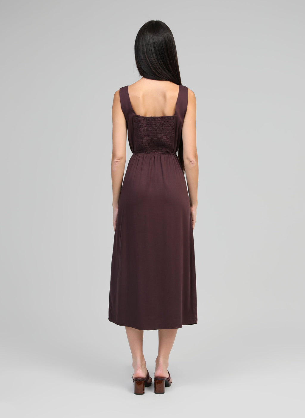 An'ge – Abito Midi Manila Wine, abito lungo marrone scuro indossato da una modella, vista da dietro