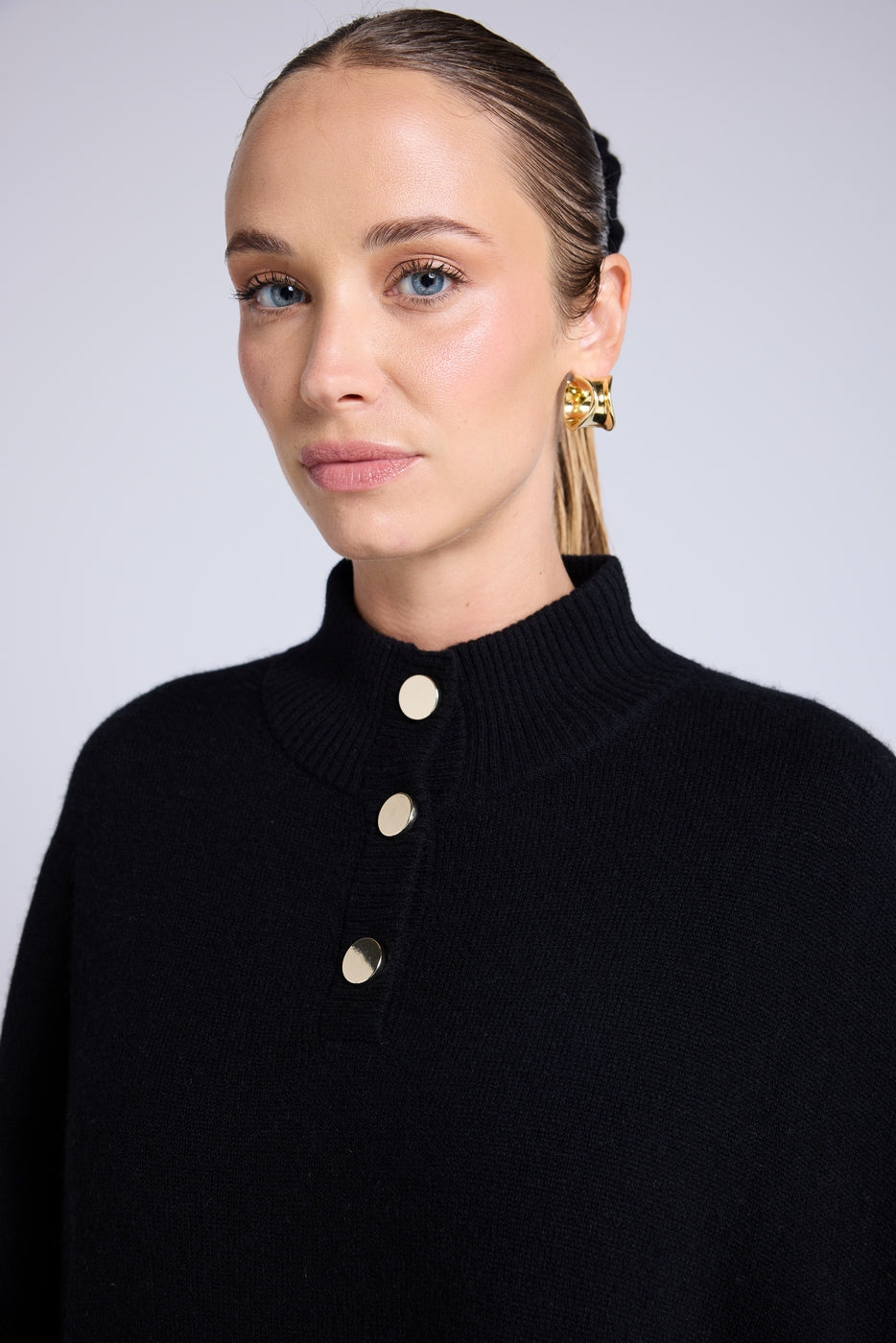 Poncho con Botones Dorados Margot - Negro