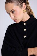 Poncho con Botones Dorados Margot - Negro