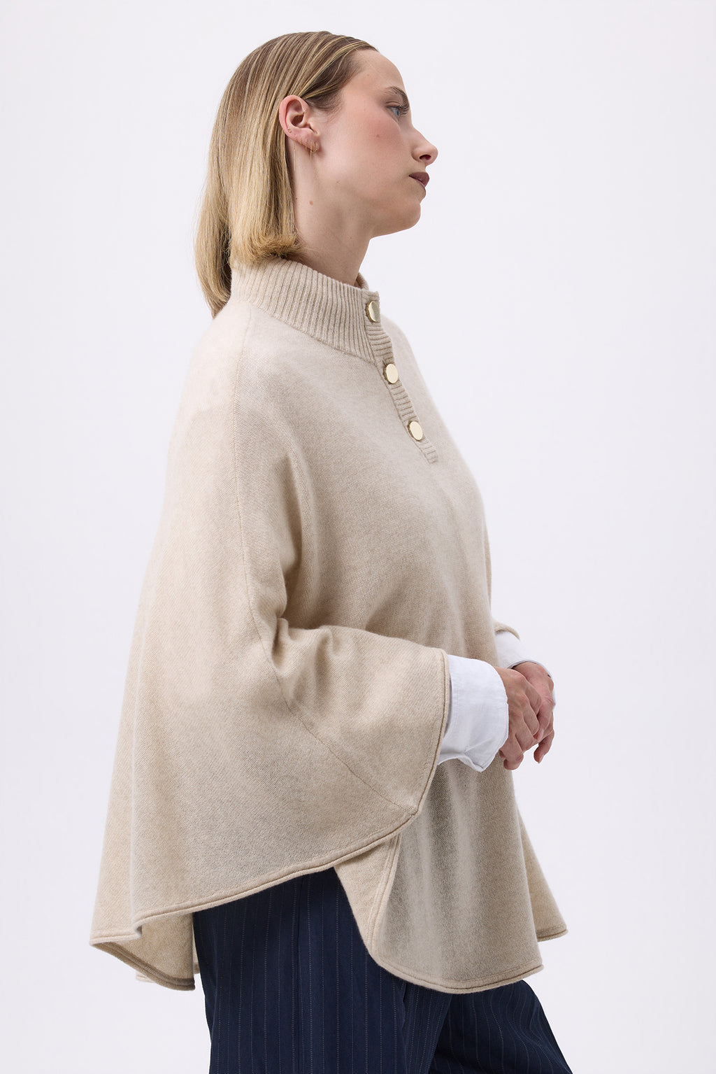 Margot poncho med guldknapper - Cremebeige - Dame