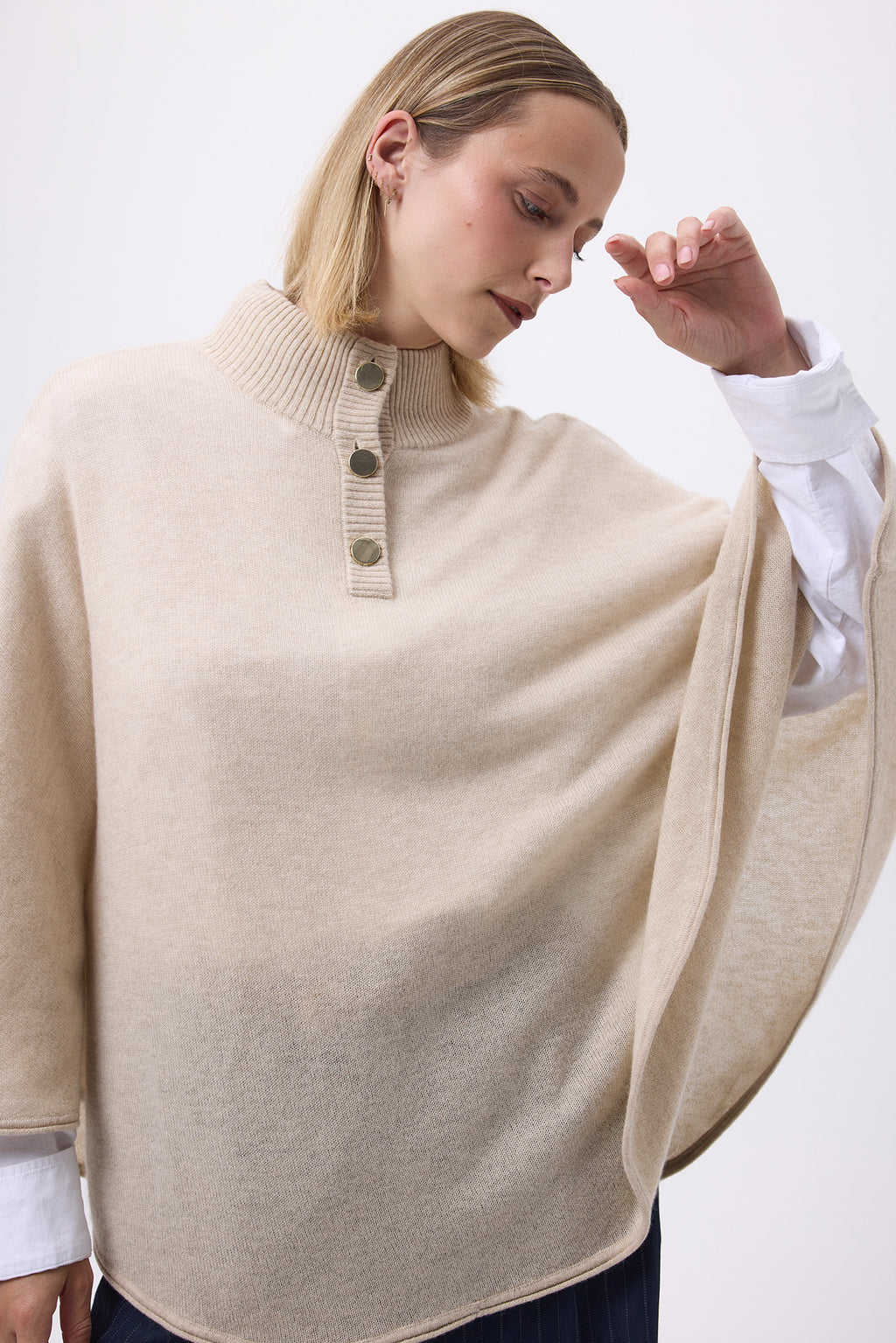 Margot poncho med guldknapper - Cremebeige - Dame