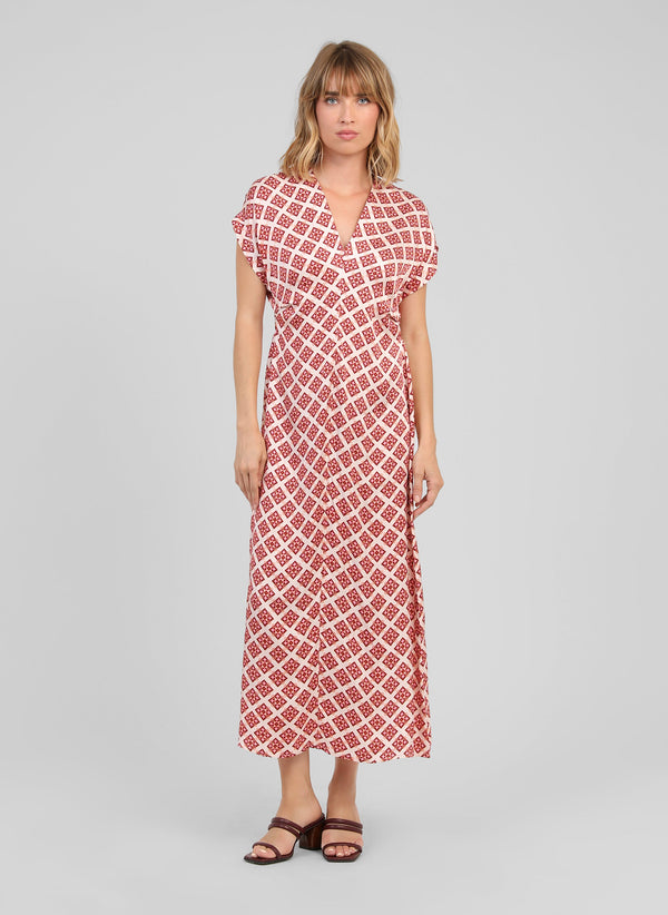 An'ge – Vestido Midi Maurane Pirimini Crudo, vestido largo blanco y rojo estampado llevado por una modelo