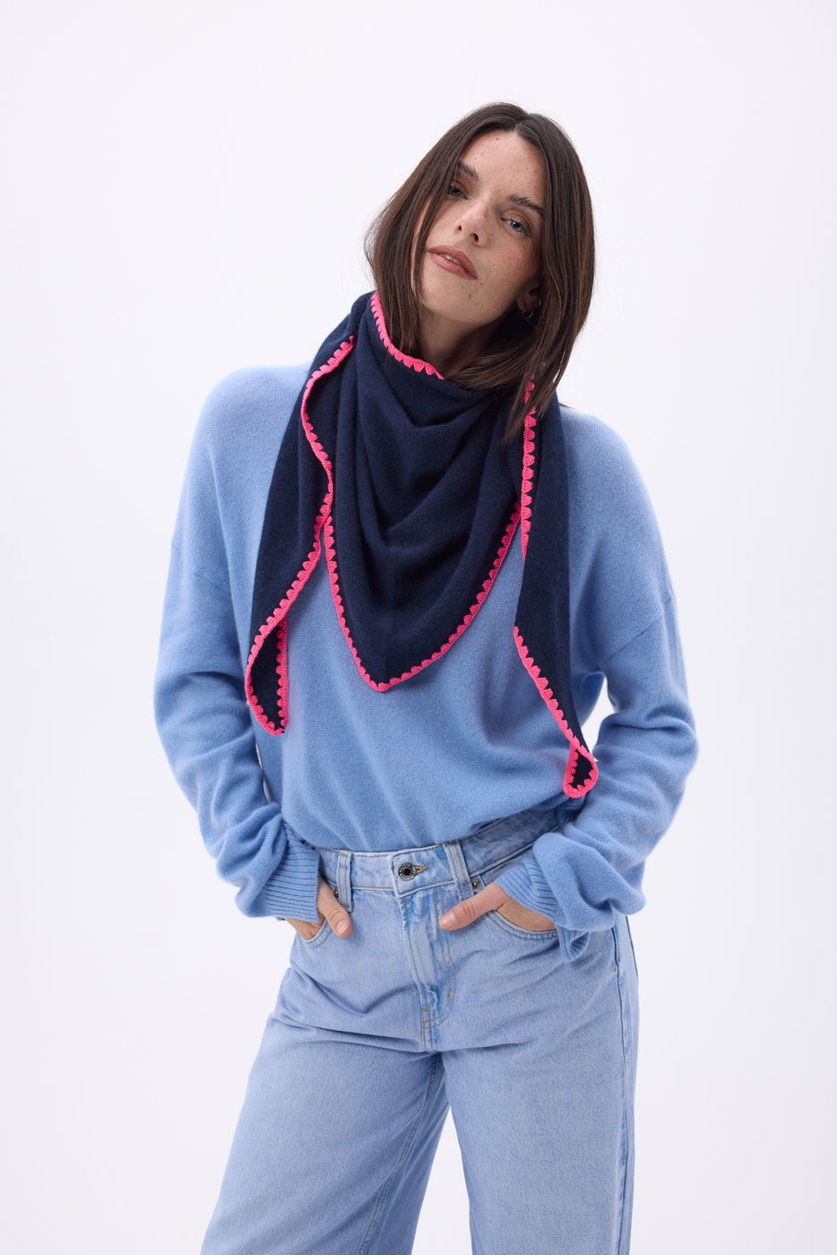 Bufanda bandana oversize triangular con pespuntes Maya - Azul marino rosa flúor - Mujer