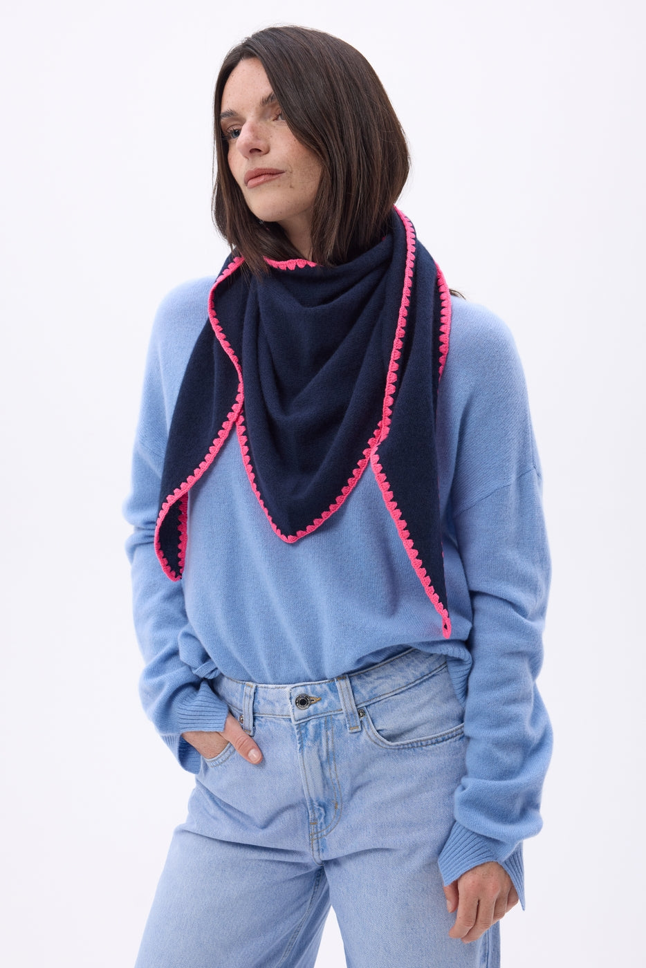 Bufanda bandana oversize triangular con pespuntes Maya - Azul marino rosa flúor - Mujer