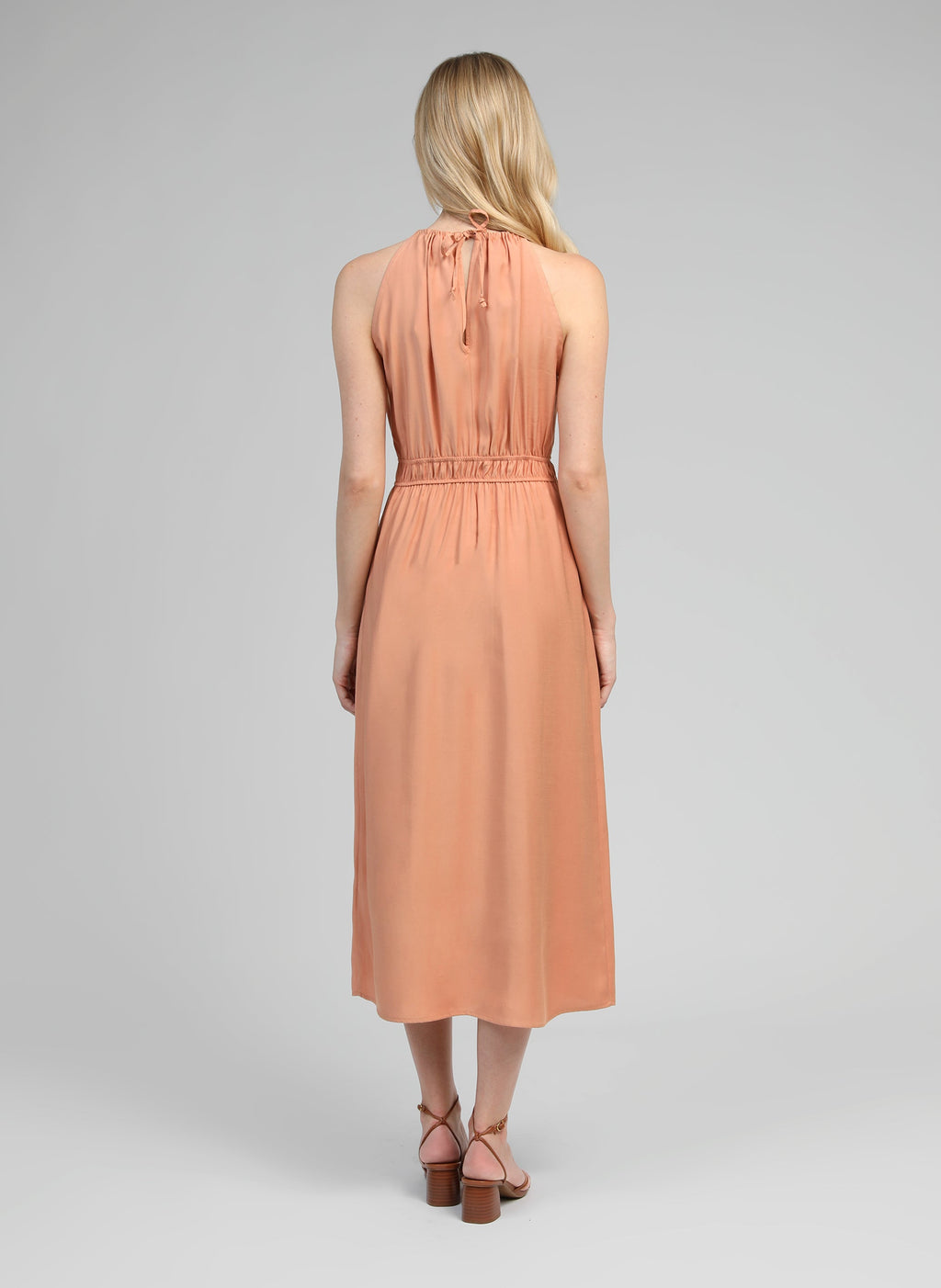 An'ge – Robe Longue Mendaly Terracotta, ferskenfarvet maxikjole båret af en model, set bagfra