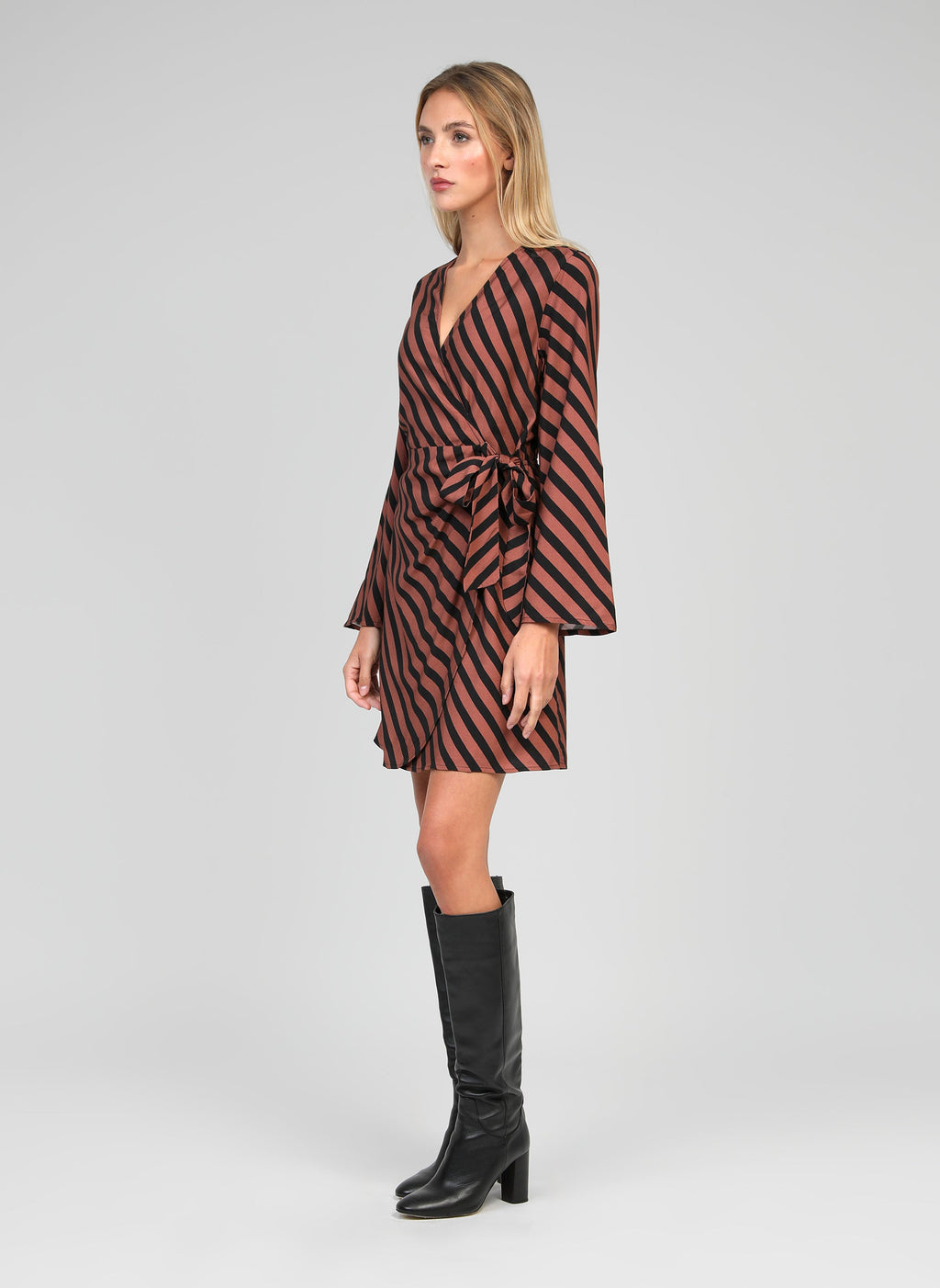 An'ge – Robe Courte Metaly Stipe Chocolat, modella di profilo che indossa un abito a portafoglio marrone a righe nere