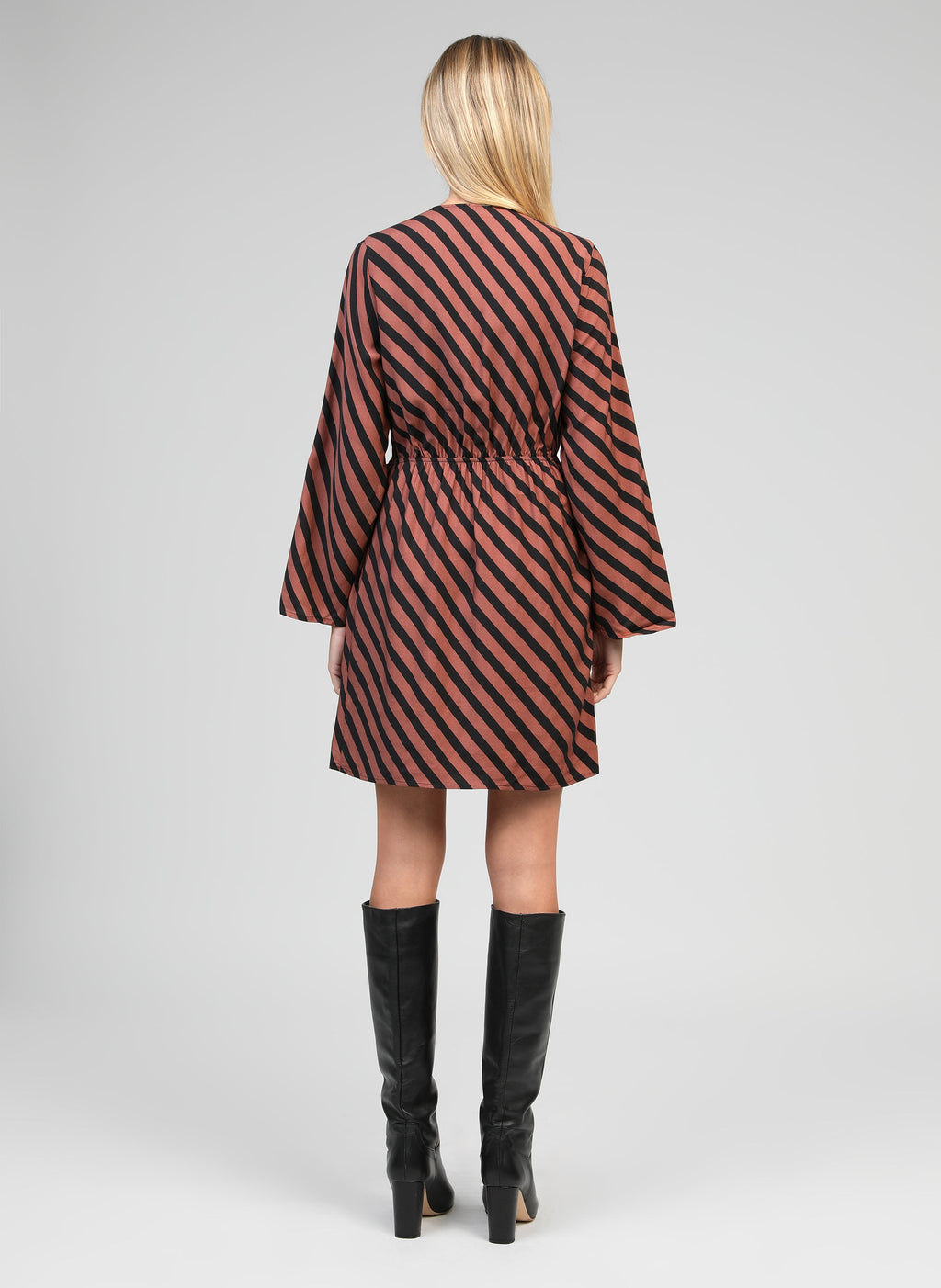 An'ge – Robe Courte Metaly Stipe Chocolat, abito corto a righe marroni e nere visto da dietro