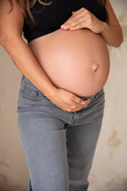 Comfortable gray maternity jeans, natural support for the stomach thanks to the elastics on the sides