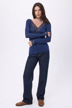 Camiseta de cuello en V con encaje Milo - azul marino - mujer