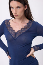 Camiseta de cuello en V con encaje Milo - azul marino - mujer