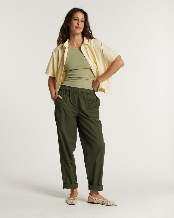 Pantalon femme en popeline kaki léger, coupe droite et confortable avec taille élastique, adapté à toutes les morphologies pour un style décontracté et élégant.