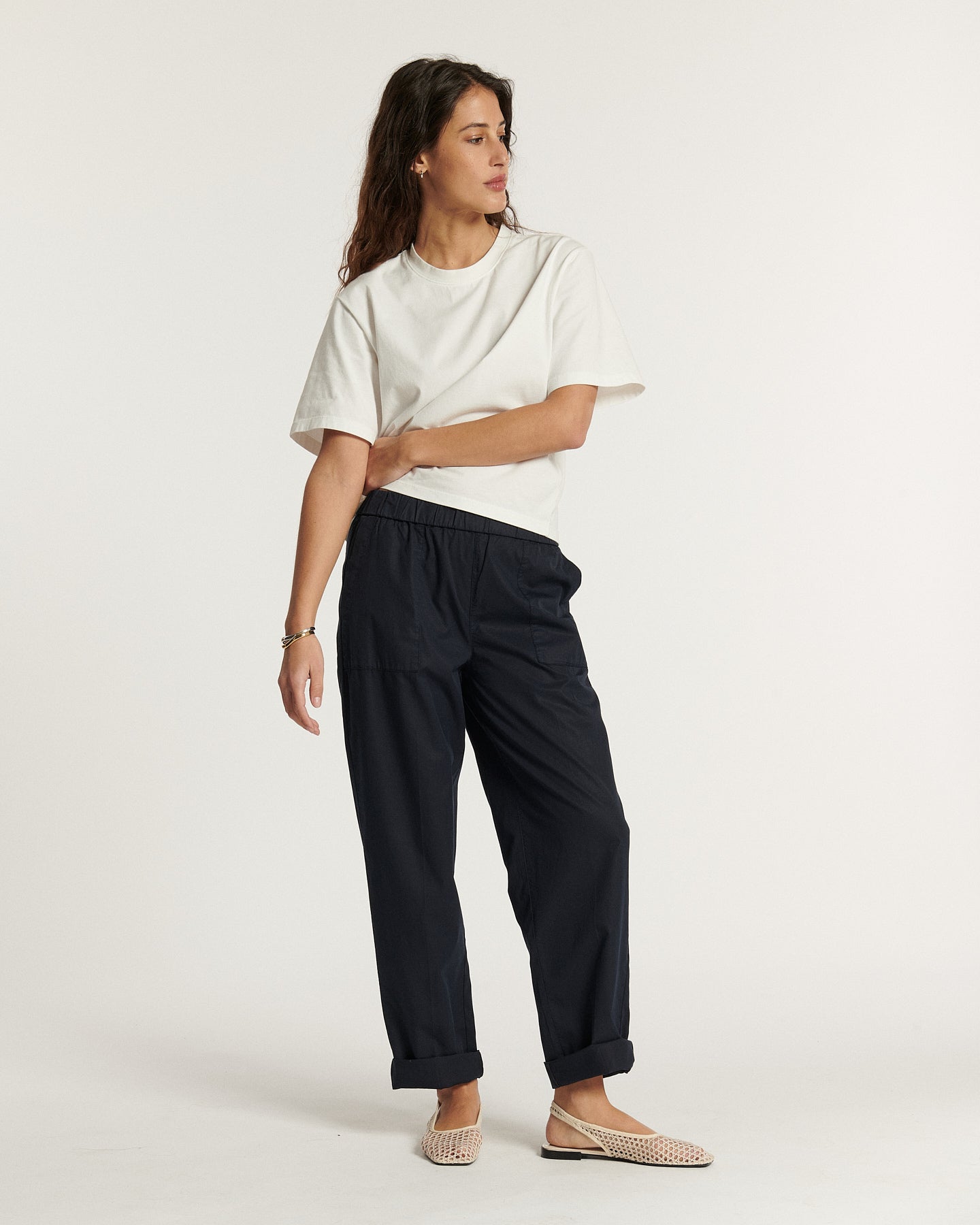 Pantalon femme en popeline de coton navy, coupe droite et ample avec taille élastiquée, offrant un confort léger et un style décontracté parfait pour l'été.