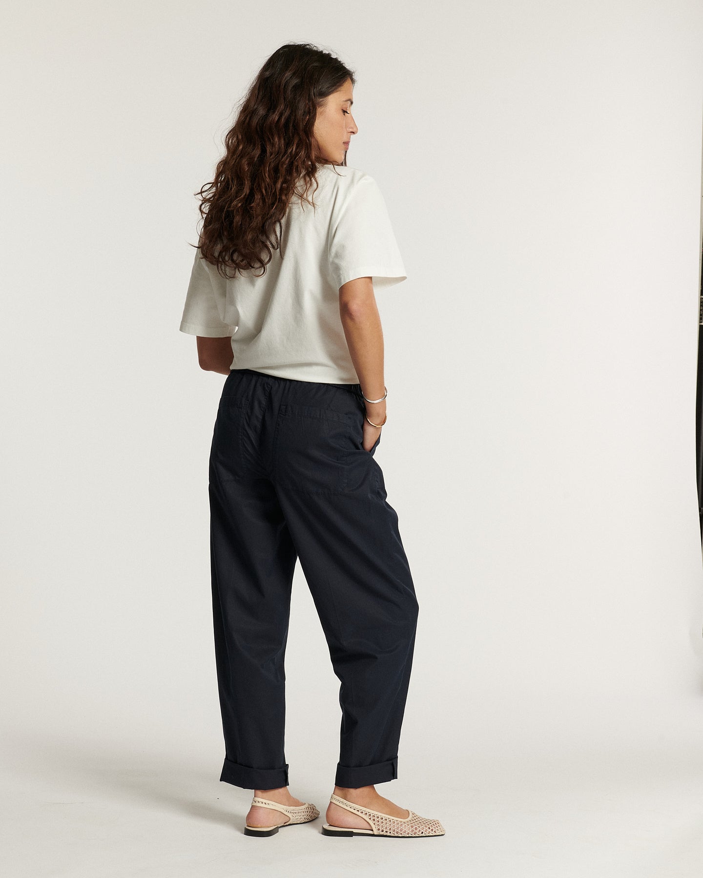 Pantalon pour femme en popeline bleu marine, coupe ample et confortable avec taille élastiquée, tissu léger parfait pour l'été.