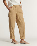 Pantalon en popeline couleur praline, coupe décontractée avec taille élastique et revers aux chevilles, matière légère et confortable adaptée à toutes les morphologies féminines.