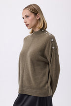 Maglione a collo alto con gioielli Miranda - Verde kaki - Donna
