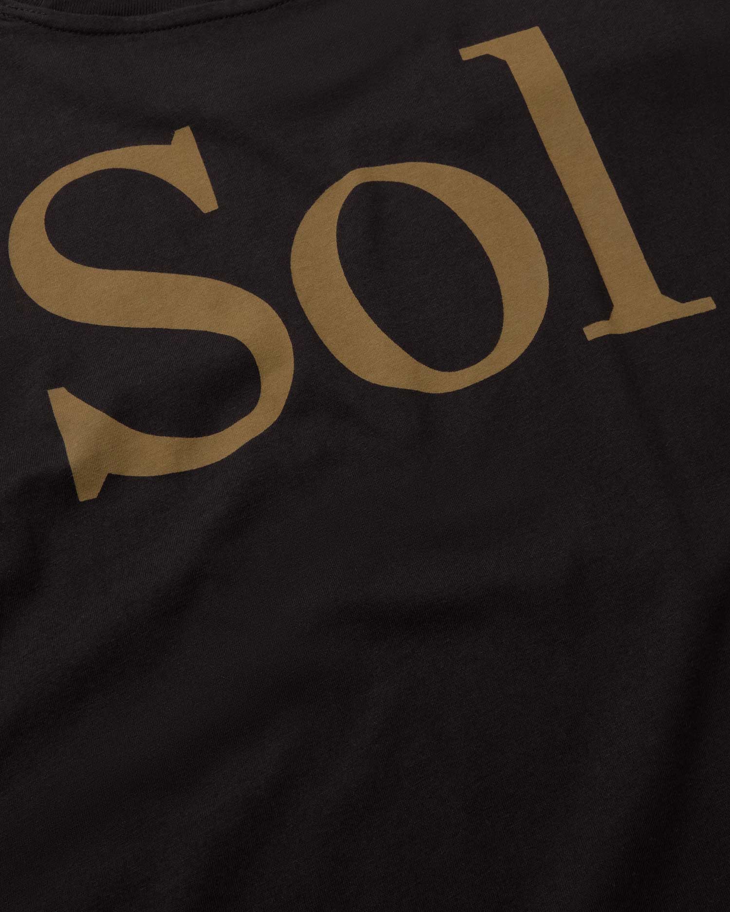 Sustainable black raw-type sun Aaron T-shirt - silhouette 3