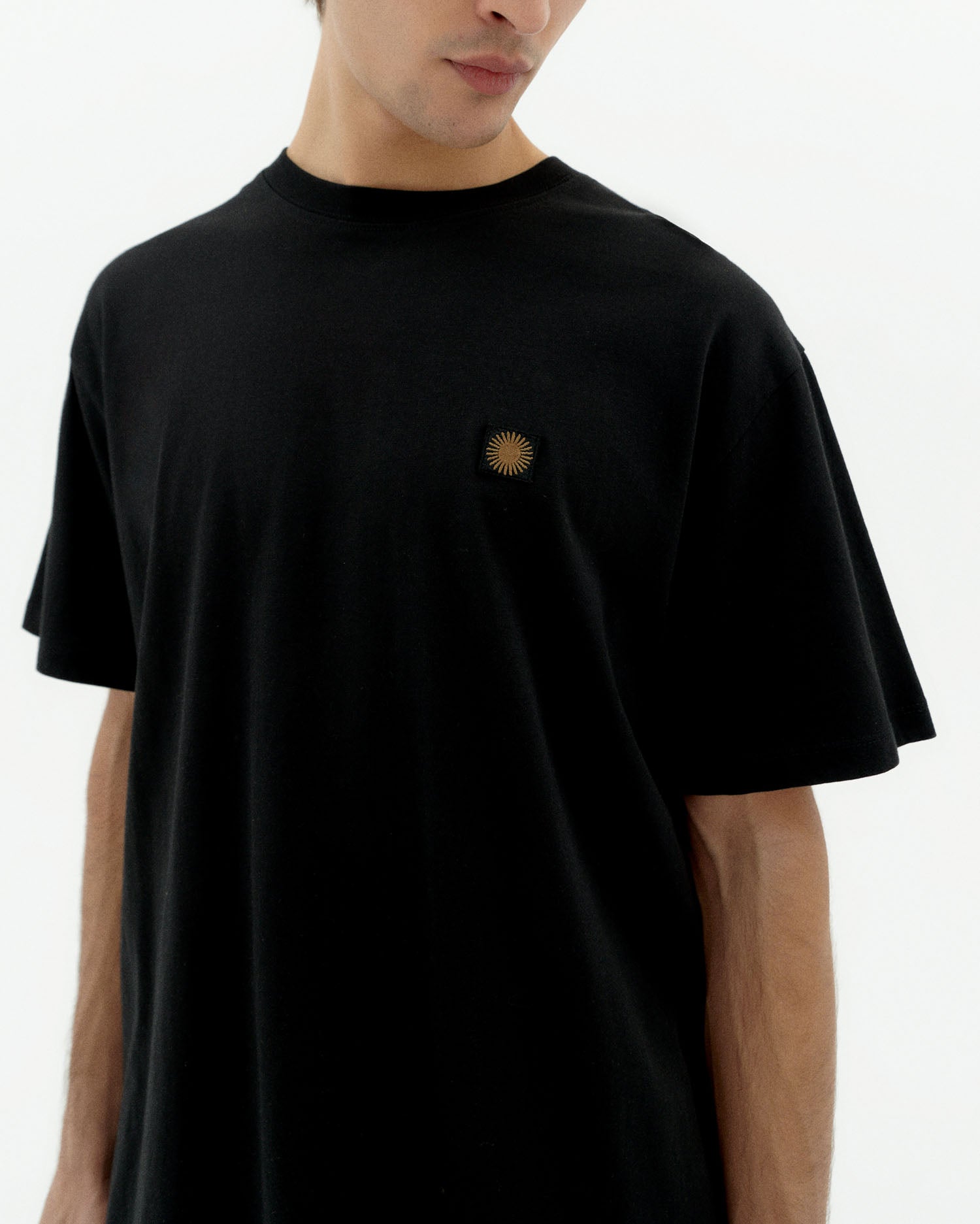 Aaron sustainable raw-type black sun T-shirt - 3