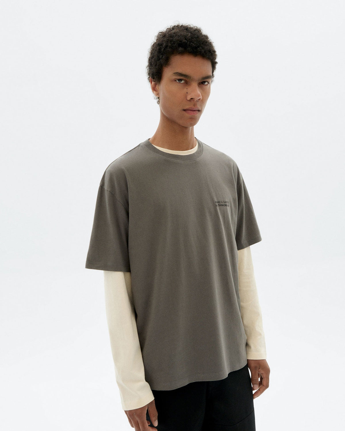 Handbesticktes T-Shirt Blume Aaron - Grau