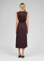 An'ge – Robe Midi Mystral Wine, modella di schiena che indossa un abito lungo marrone scuro