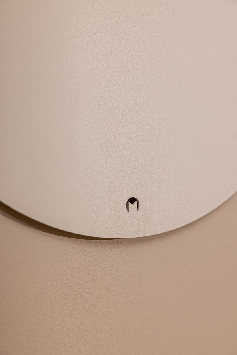 Detailansicht der Magnettafel TAVO mit minimalistischer, pulverbeschichteter Oberfläche in neutralem Farbton.