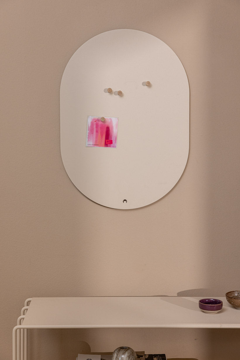 Minimalistische Magnettafel TAVO an der Wand mit Notiz auf der Oberfläche.