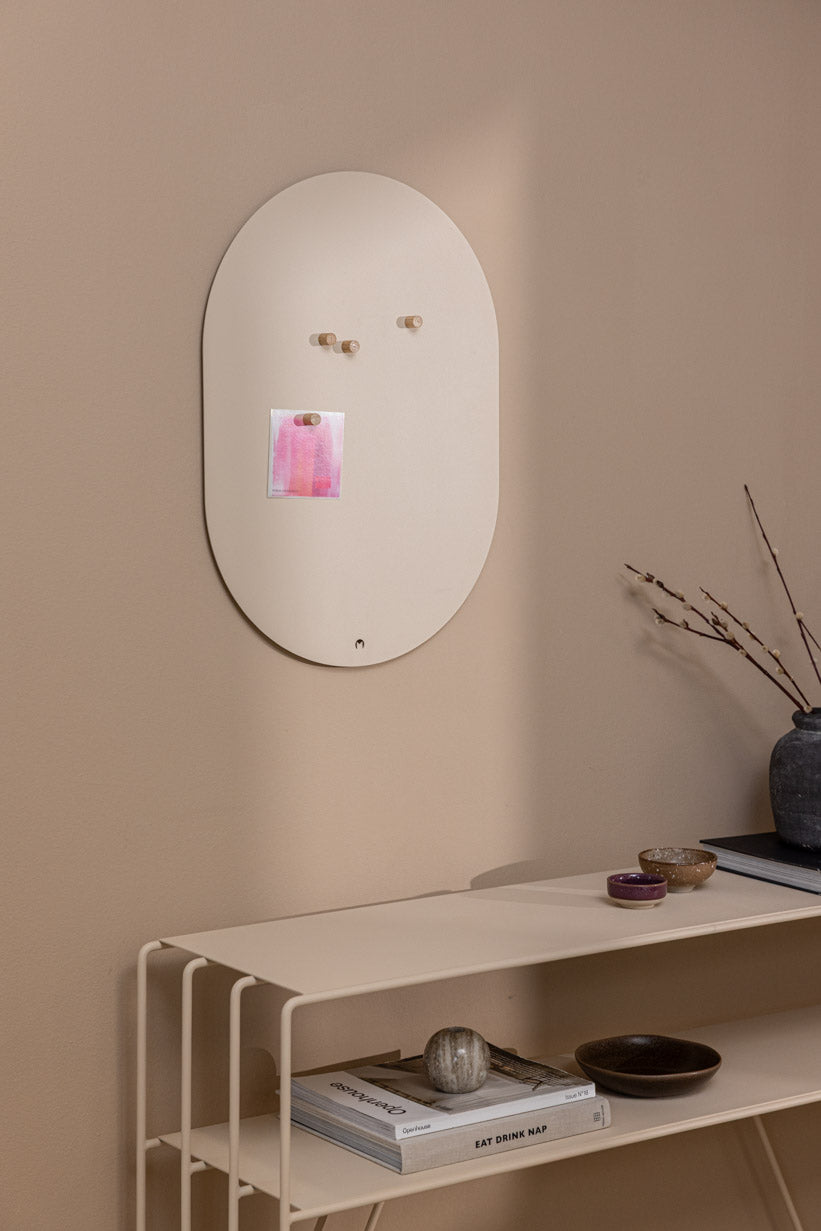 Elegante Magnettafel TAVO aus pulverbeschichtetem Metall, ideal für Zuhause oder Büro.
