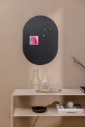Moderne Magnettafel TAVO an der Wand, ideal für Notizen und Erinnerungen im Wohn- oder Bürobereich.