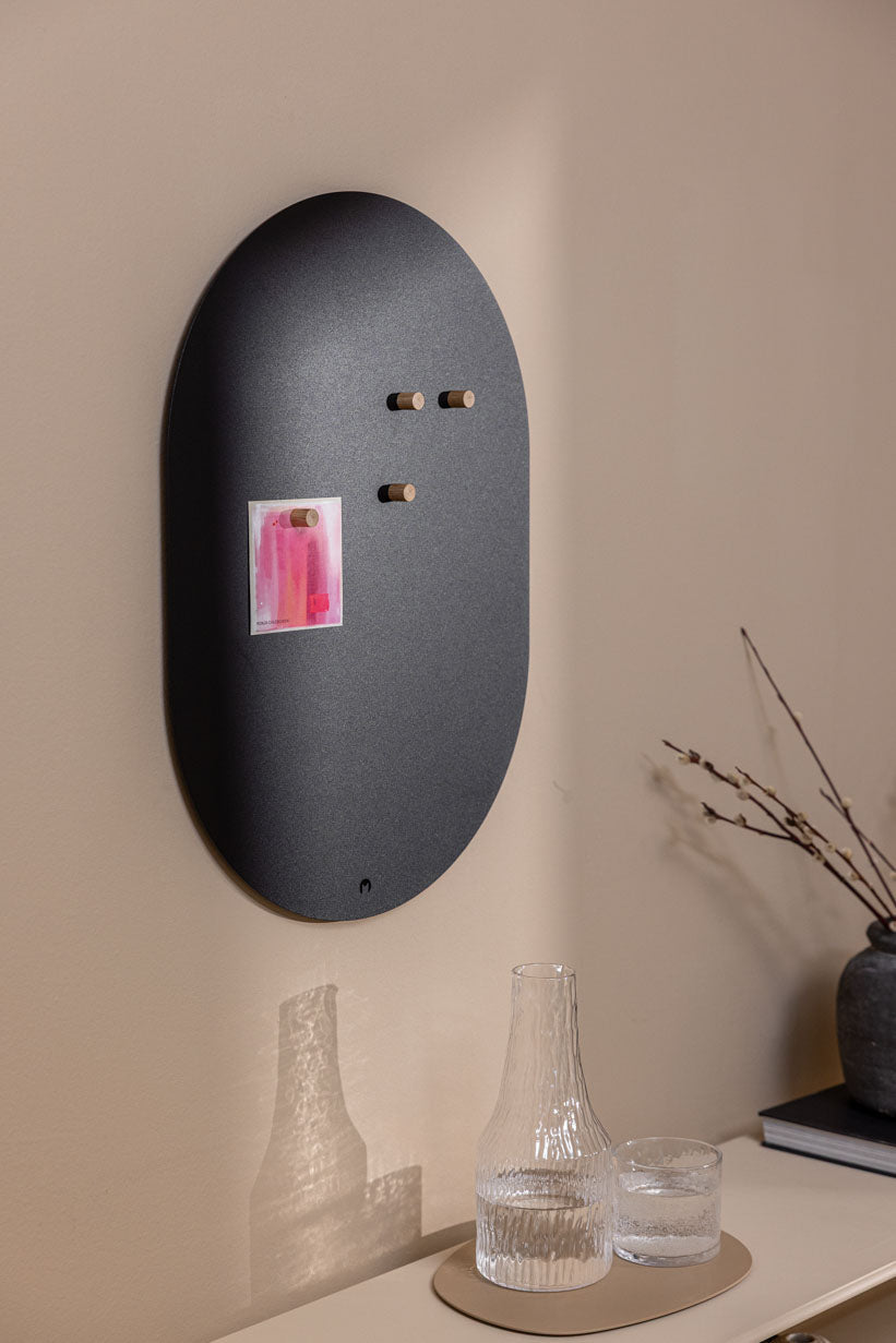 Magnettafel TAVO an der Wand, minimalistisch und elegant, ideal für Notizen und Erinnerungen im Wohn- oder Bürobereich.