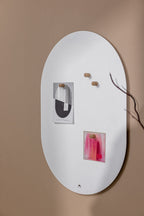 Elegante Magnettafel TAVO aus pulverbeschichtetem Metall mit Notizen und Bildern an der Wand.