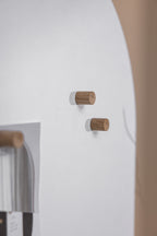Detailansicht der Magnettafel TAVO mit Holzknöpfen, ideal für Notizen und Erinnerungen.