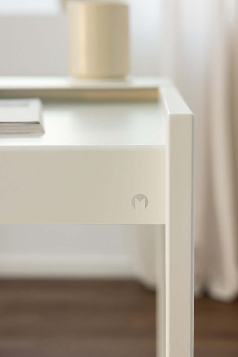 Detailaufnahme des Schreibtisch DONNA mit klaren Linien und modernem Design.