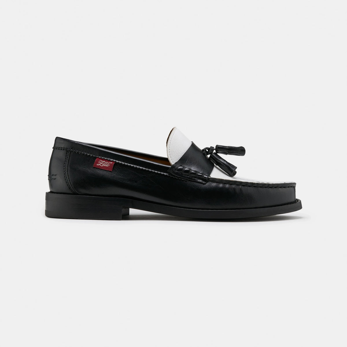 sorte og hvide loafers med kvaster