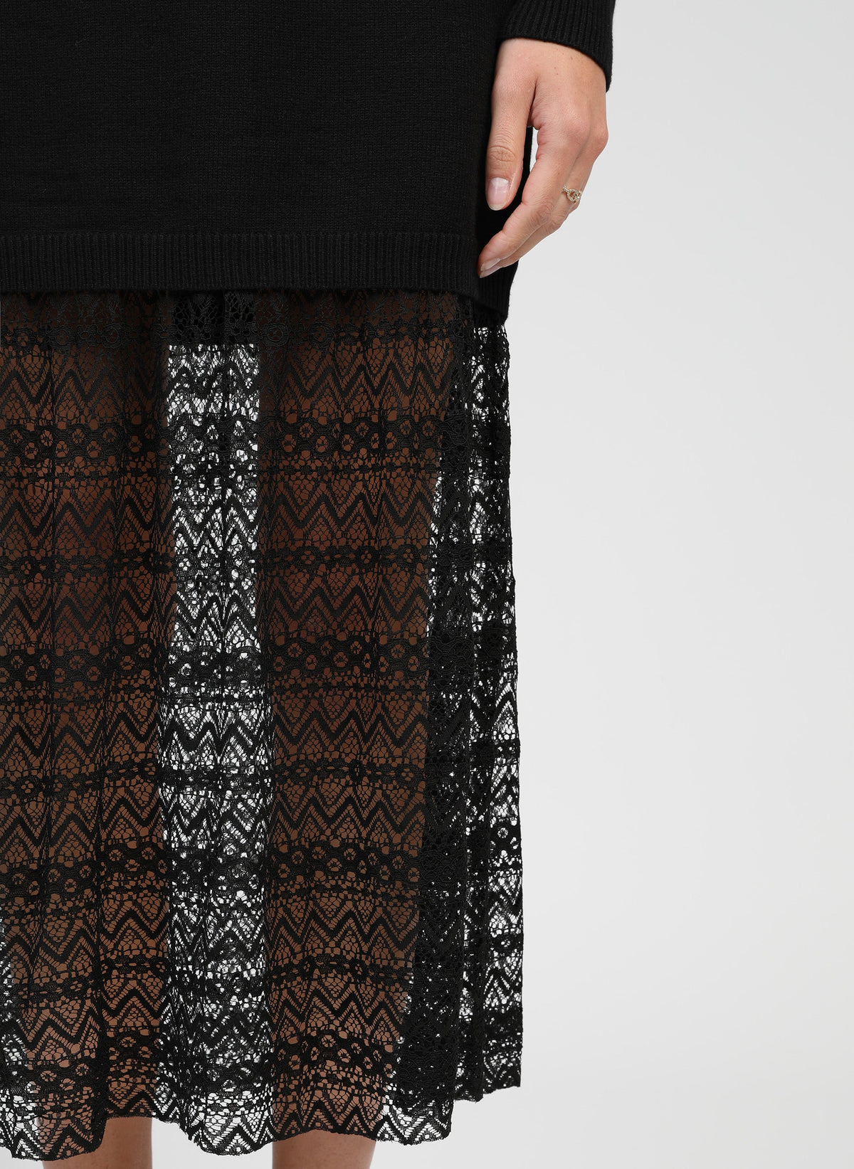 An'ge – Robe Longue Nakini Noir, lång svart spetskjol buren av en modell