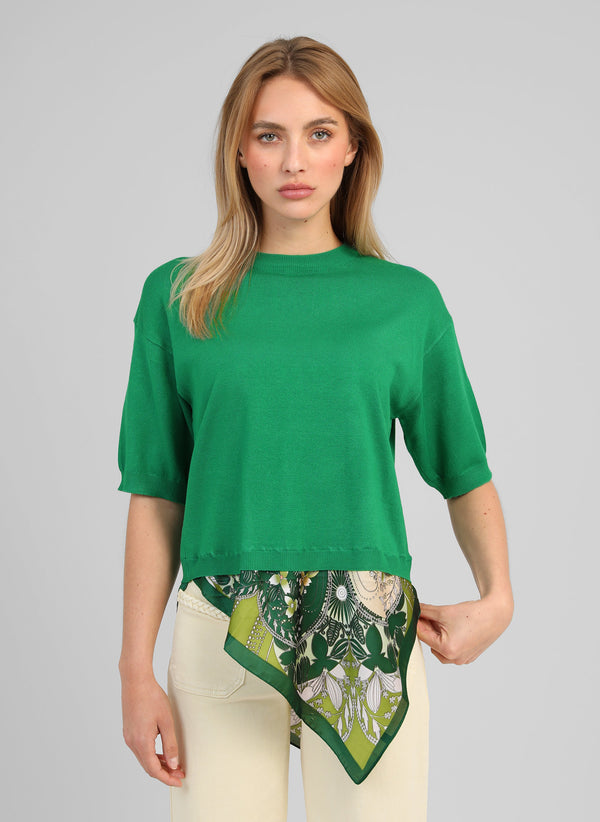 An'ge – Jersey Nanata Pomme, modelo con jersey verde de manga corta y pañuelo estampado