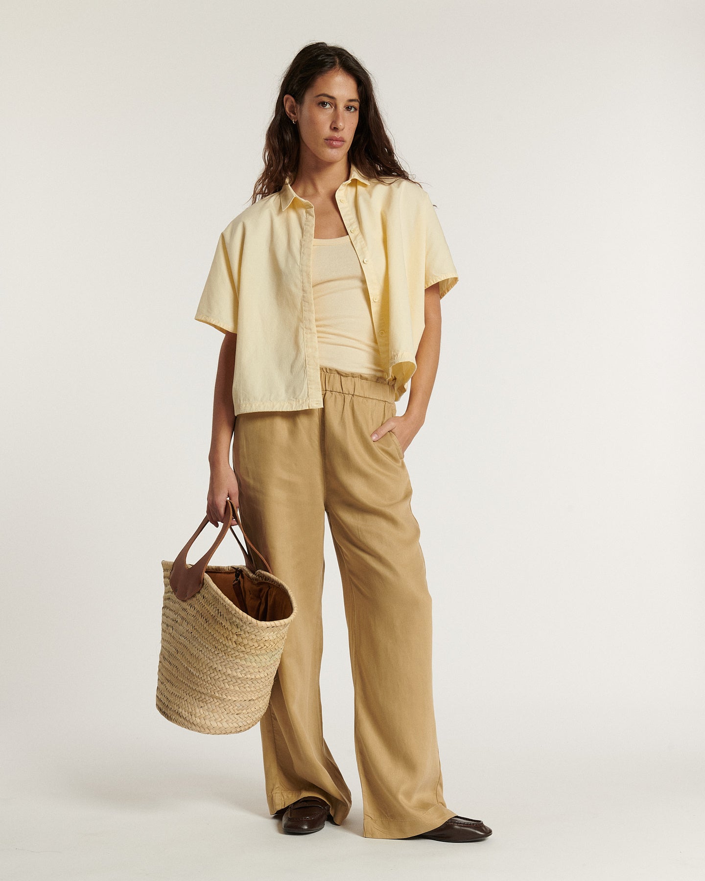 Pantalon fluide couleur praline en tissu tencel, coupe large et décontractée avec taille élastique, parfait pour un style femme confortable et élégant.