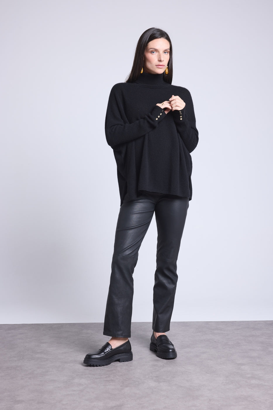 Jersey Cuello Vuelto Botones Dorados Poncho Naya - Negro Y Botones Dorados - Mujer