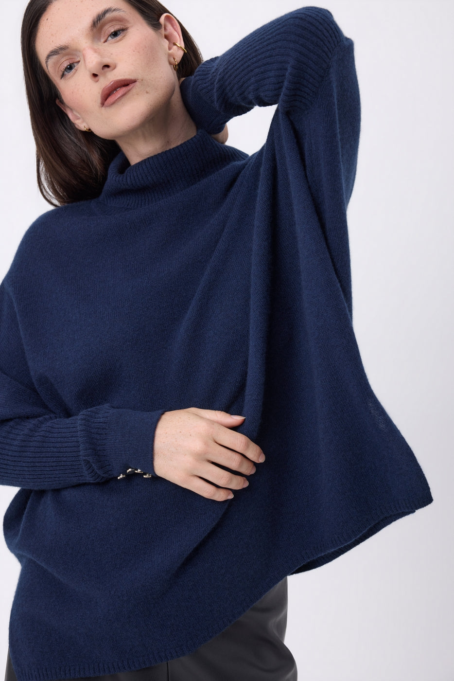 Pull Col Roule Poncho Avec Boutons Naya - Bleu Marine Bouttons Dores - Femme