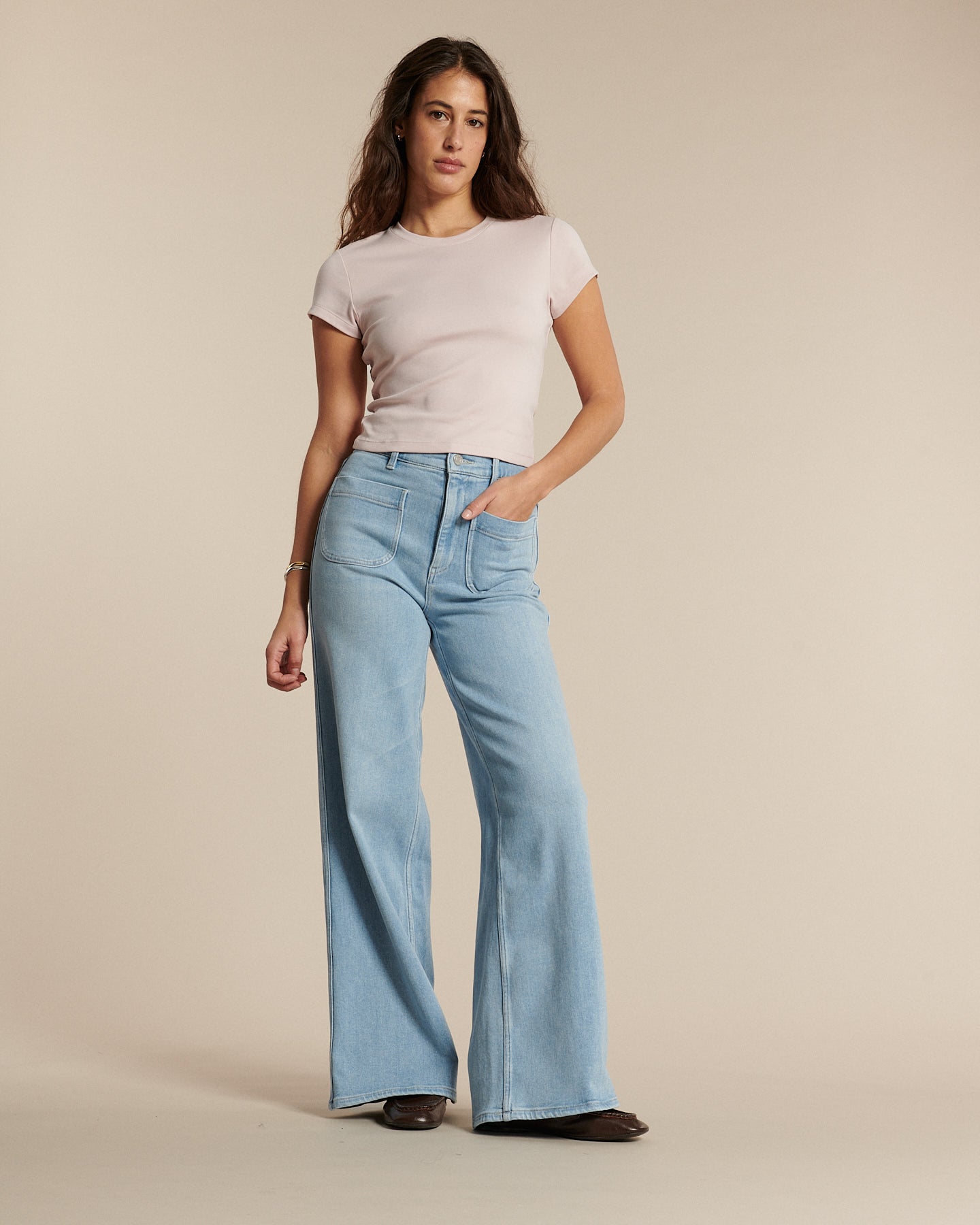 Jean femme en denim bleu clair, coupe flare ample, taille haute, matière en coton souple pour un confort optimal adapté à toutes les morphologies.
