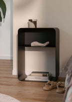 Stehender Nachttisch Damio en forma minimalista con abgerundeten Kanten und pulverbeschichteter Oberfläche.