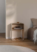 Stehender Nachttisch mit minimalistaischen Design, formas redondeadas y pulverbeschichteter Oberfläche en un moderno Schlafzimmer.
