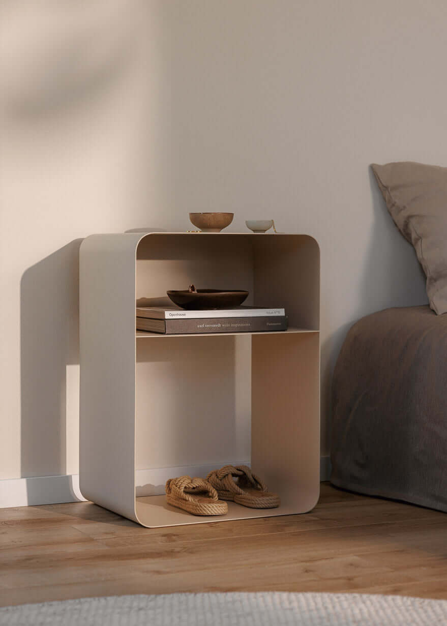 Stehender Nachttisch DAMIO aus Metall im Minimalistischen Stil mit abgerundeten Formen und pulverbeschichteter Oberfläche.
