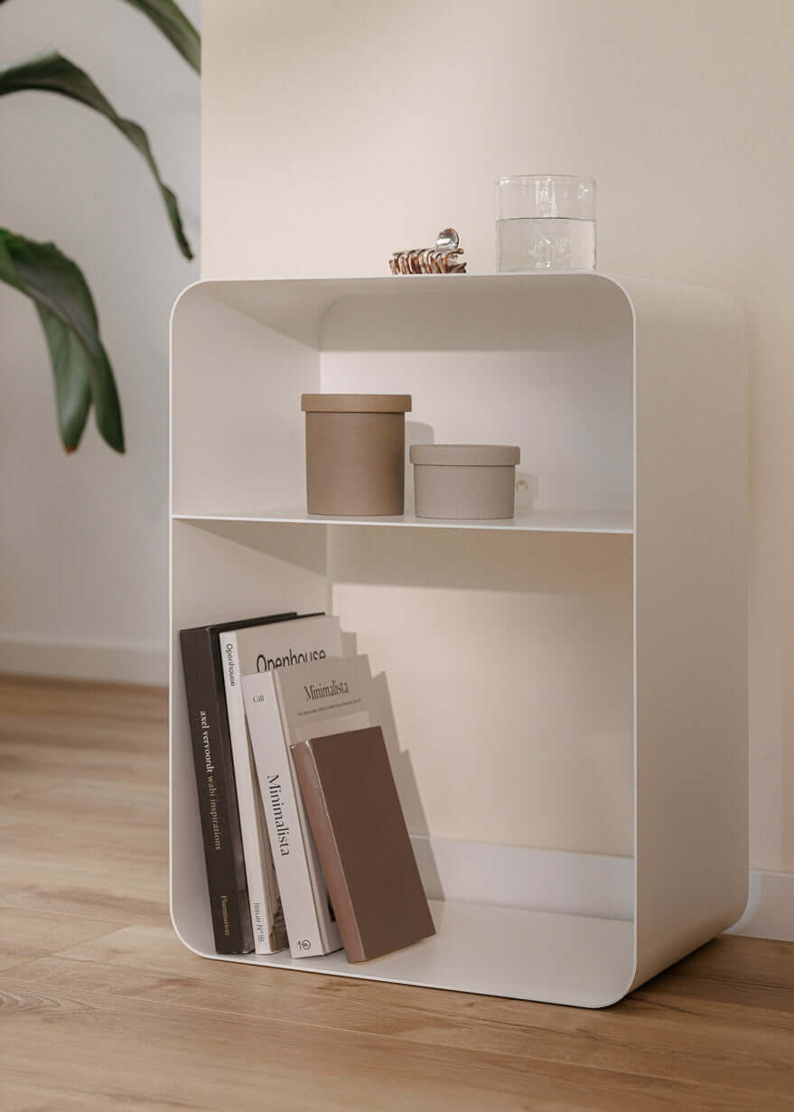 Stehender Nachttisch mit minimalistaischen Formen und pulverbeschichteter Oberfläche in einem modernen Raum.