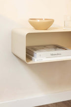 Hängender Nachttisch NELIO mit minimalistischer Form and aufgeräumtem Design, ideal for modern Schlafzimmer.