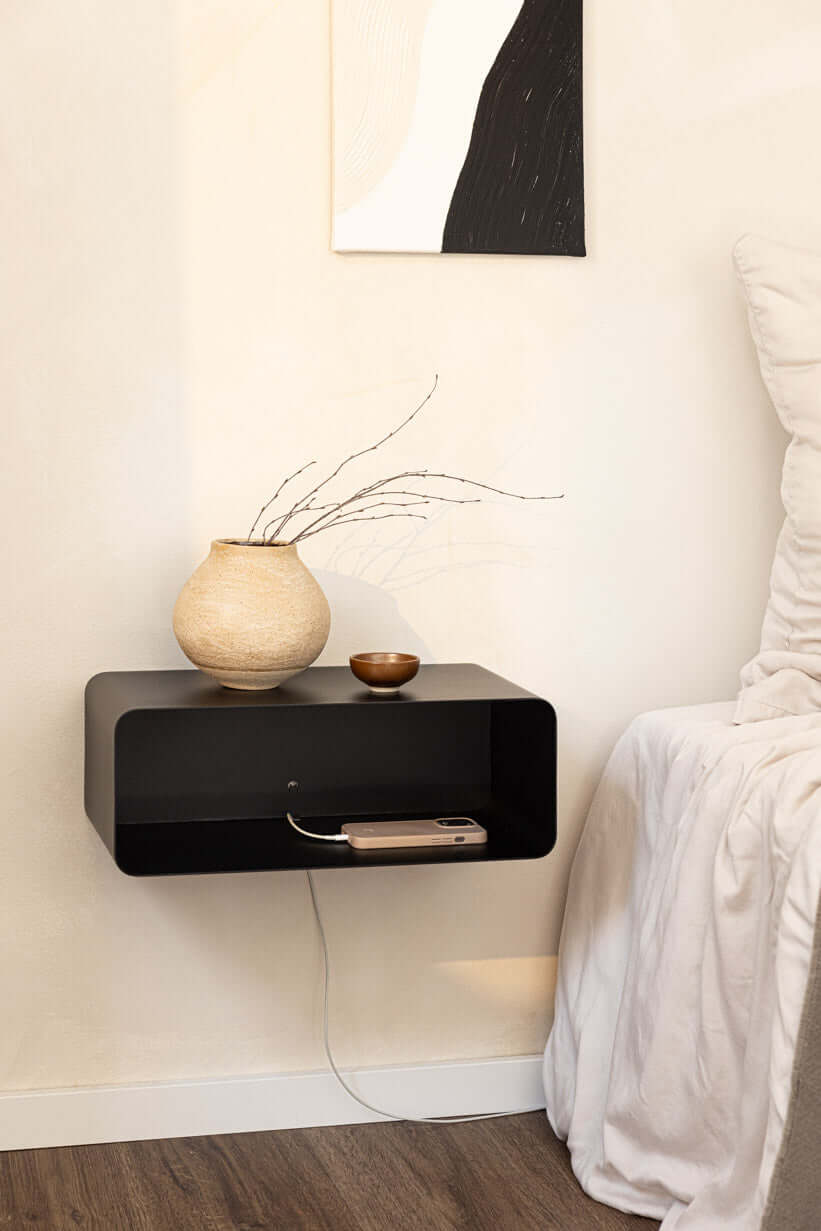 Hängender Nachttisch NELIO in modern design with a vase and decorative design