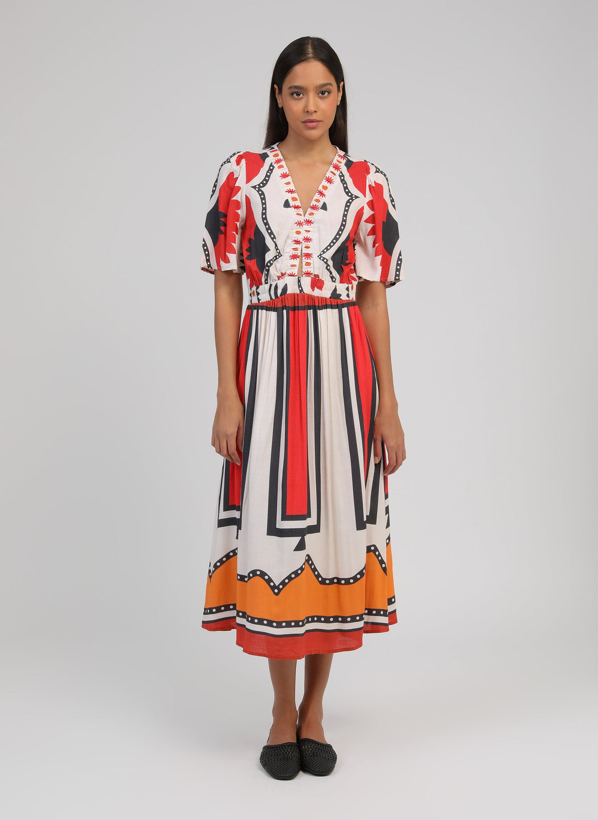 An'ge – Vestido Midi Odemaria Sage Crudo, vestido largo con estampado multicolor llevado de frente por una modelo