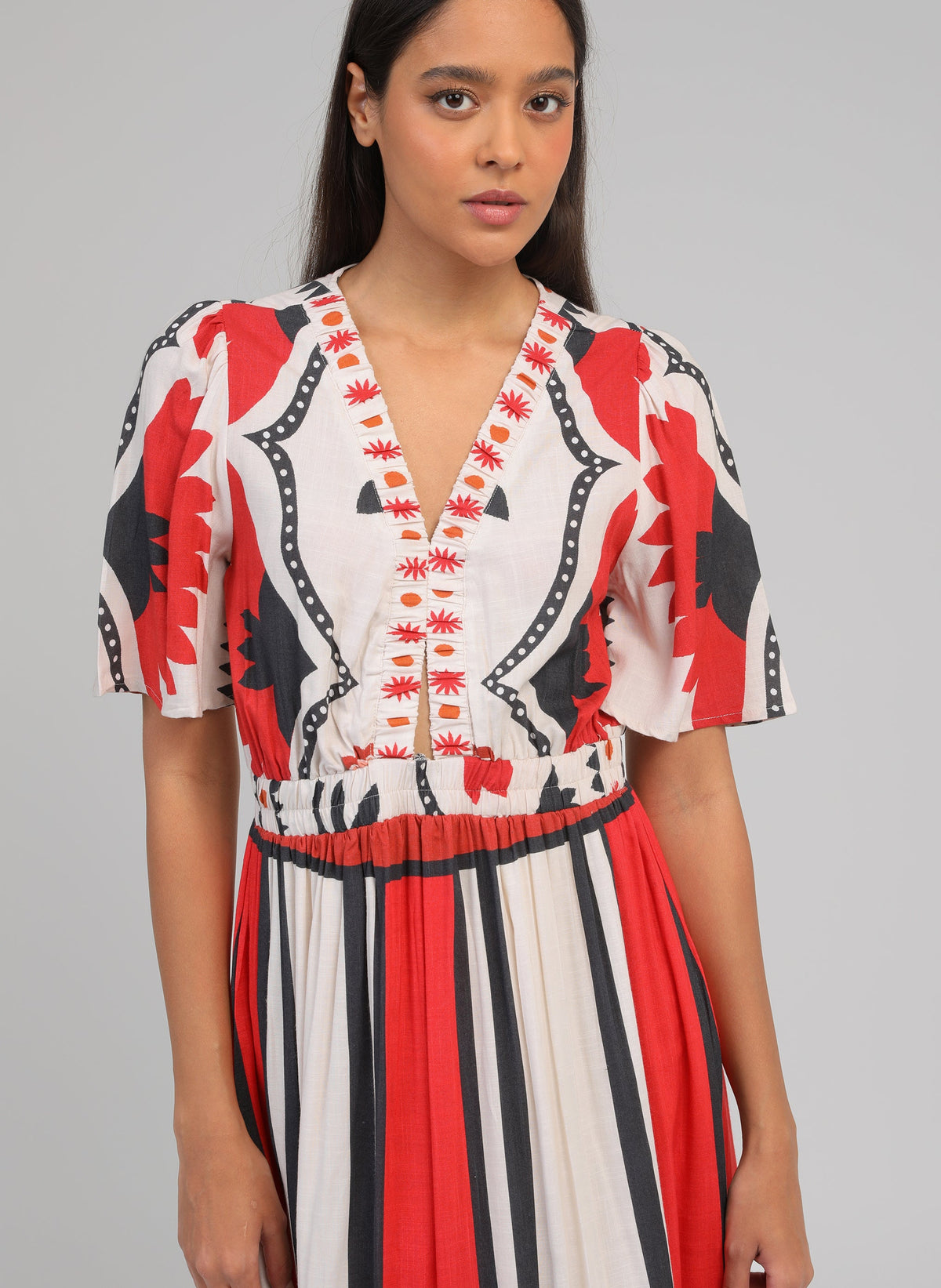An'ge – Vestido Midi Odemaria Sage Ecru, modelo con vestido de motivos rojos, negros y blancos, vista frontal