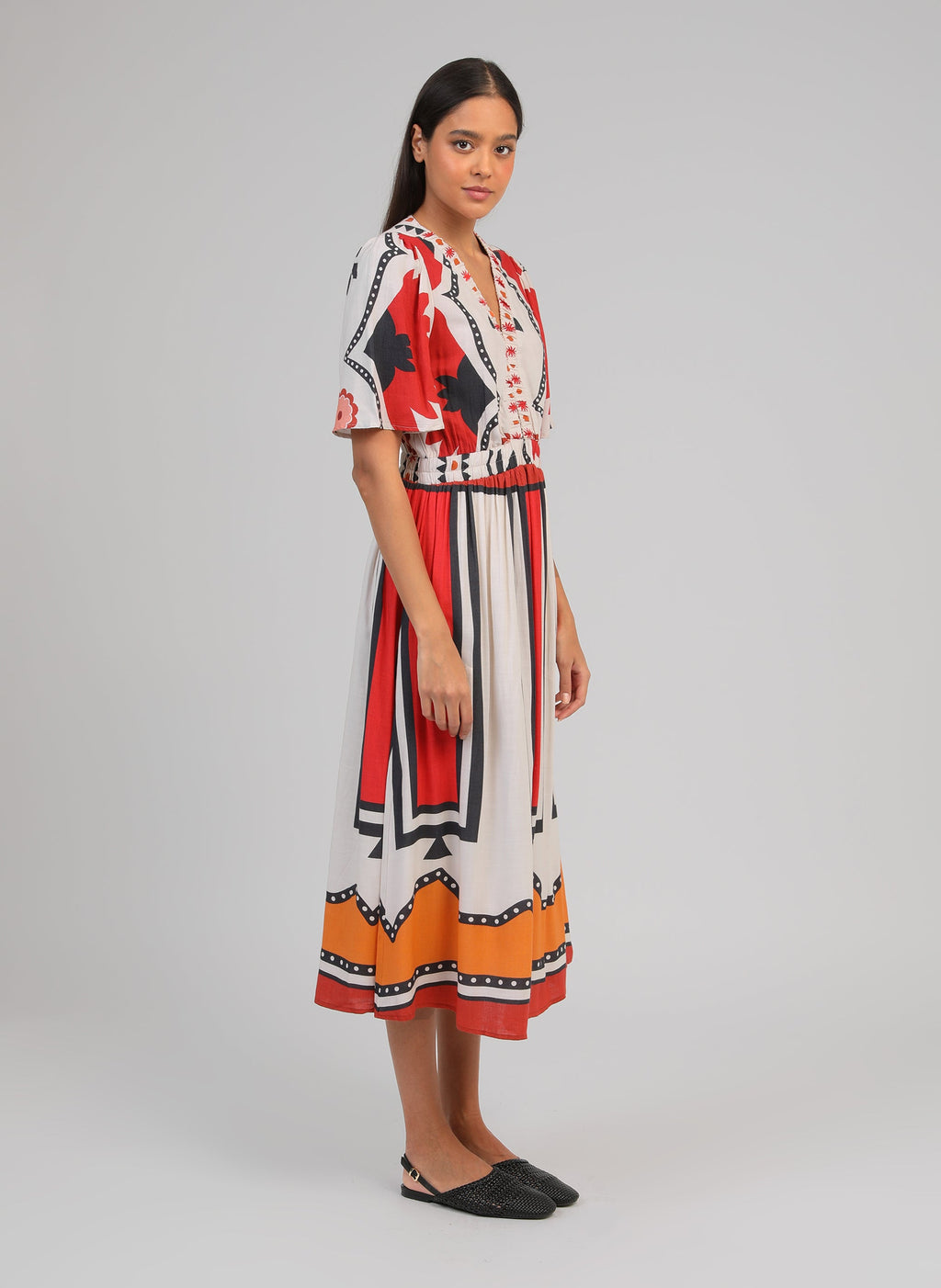 An'ge – Vestido Midi Odemaria Sage Ecru, modelo con vestido midi de motivos coloridos, vista de perfil